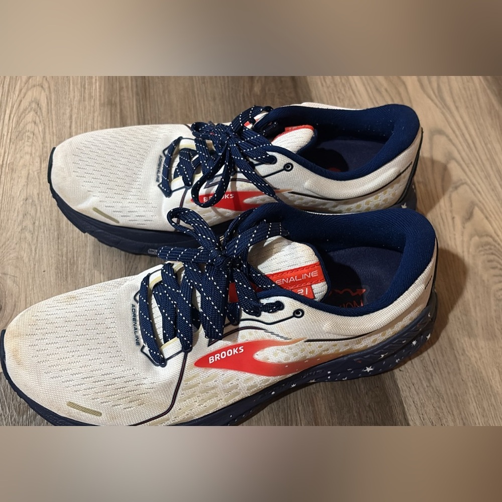 Brooks Adrenaline GTS 21 White and Navy Shoes